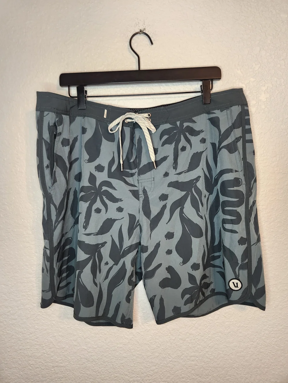 Vuori Men's Cruise Boardshorts featuring a blue hydrangea botanical size 36 V314